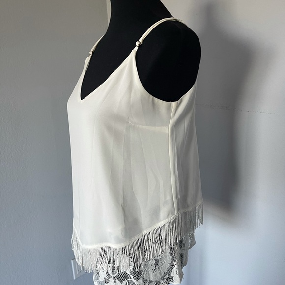 White top with a detail in bottom - Picture 3 of 6